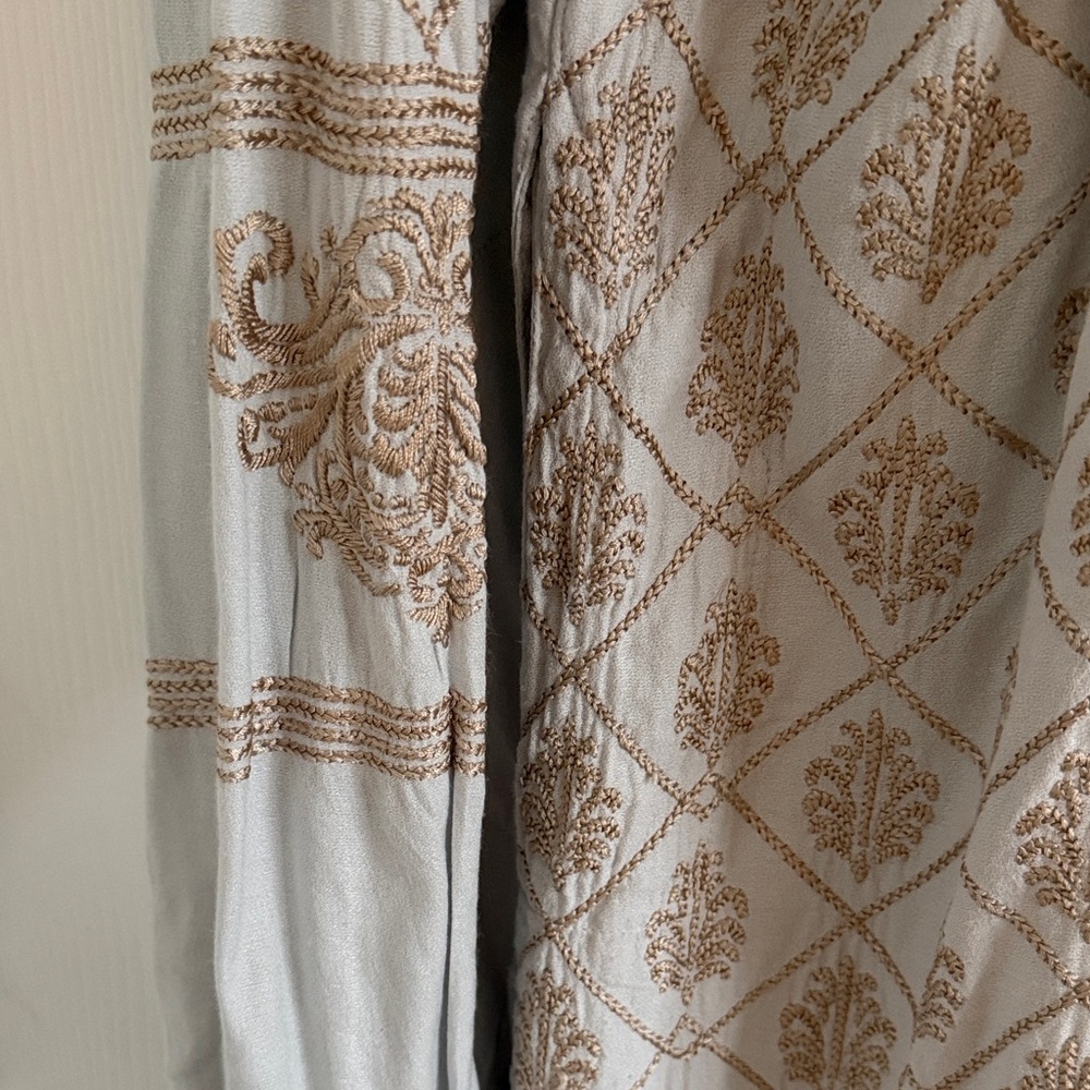 Elegant Embroidered Men's kurta - Picture 5 of 6